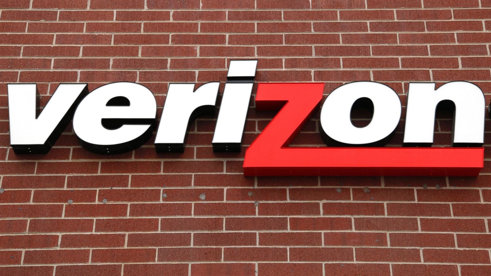 What states are eligible for the Lifeline discount program through Verizon?